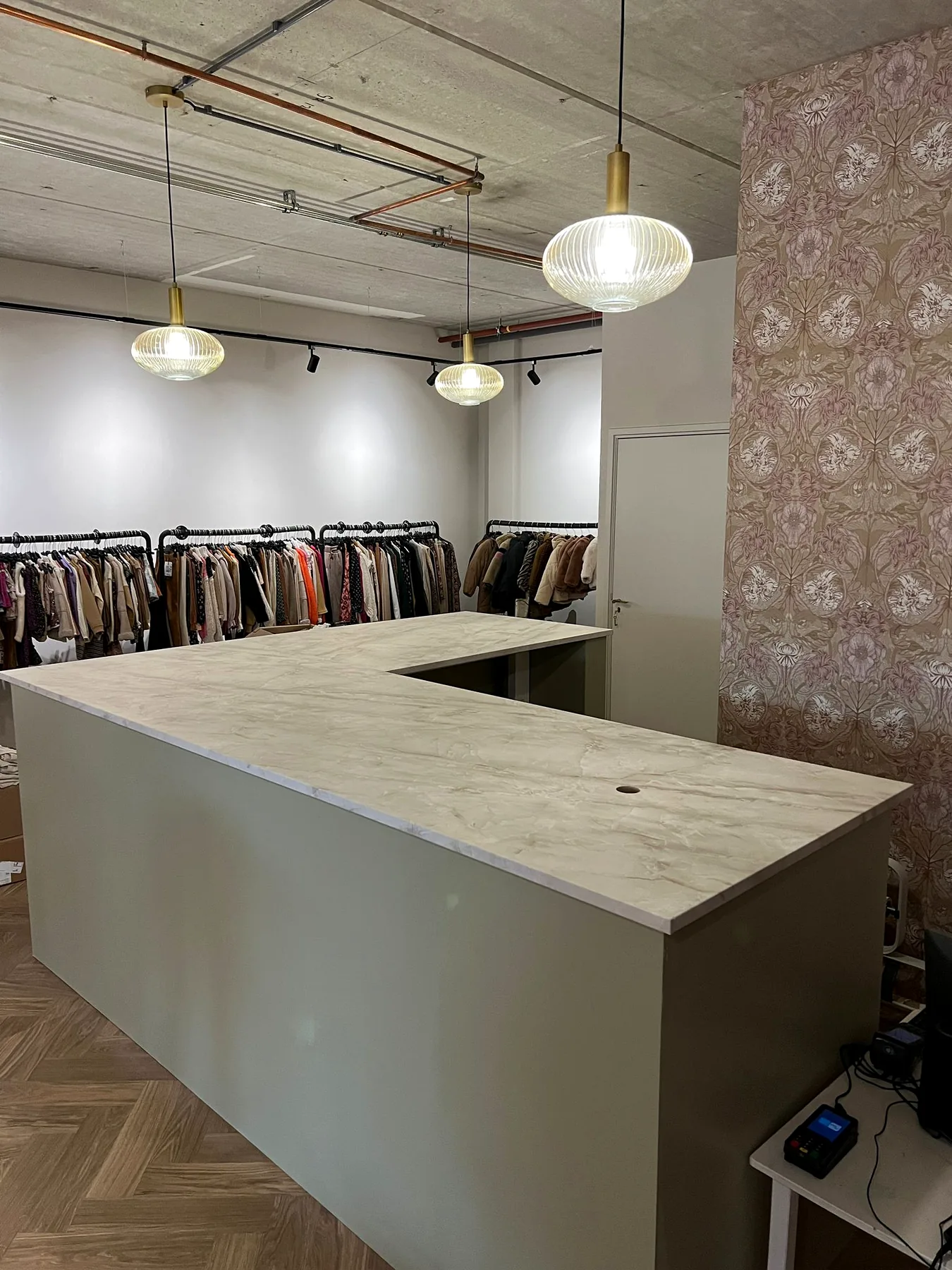 Balie met gewrapt marmerlook blad in een kledingwinkel
