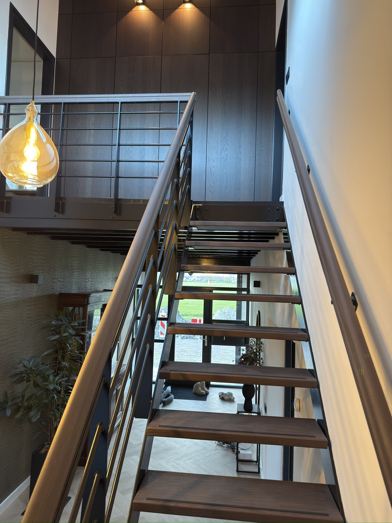 De grote open trap na de restyling in donkere houtlook